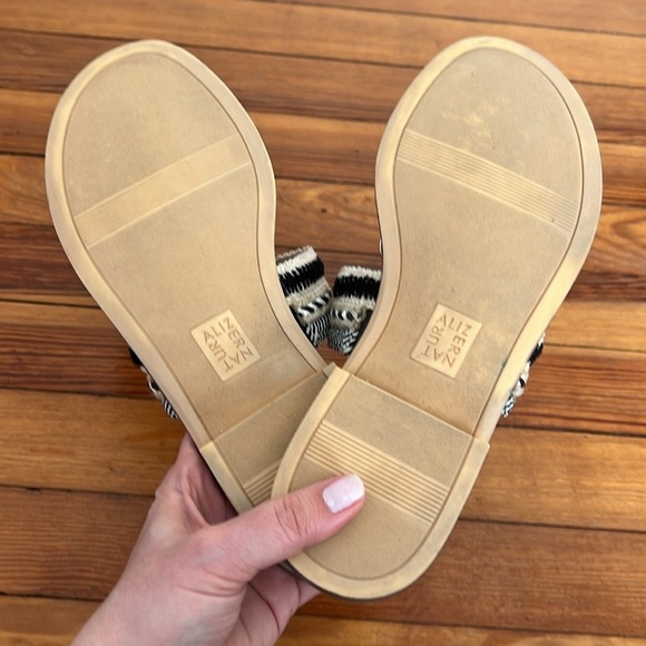 Naturalizer Frankie Black and Cream Woven Thong Sandals w/Gold Embellishment - Picture 9 of 9